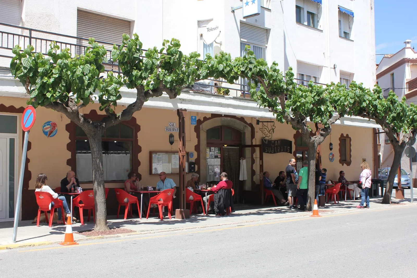 La terrassa de Can Subirats al carrer Lluís Companys, a l'ombra dels arbres