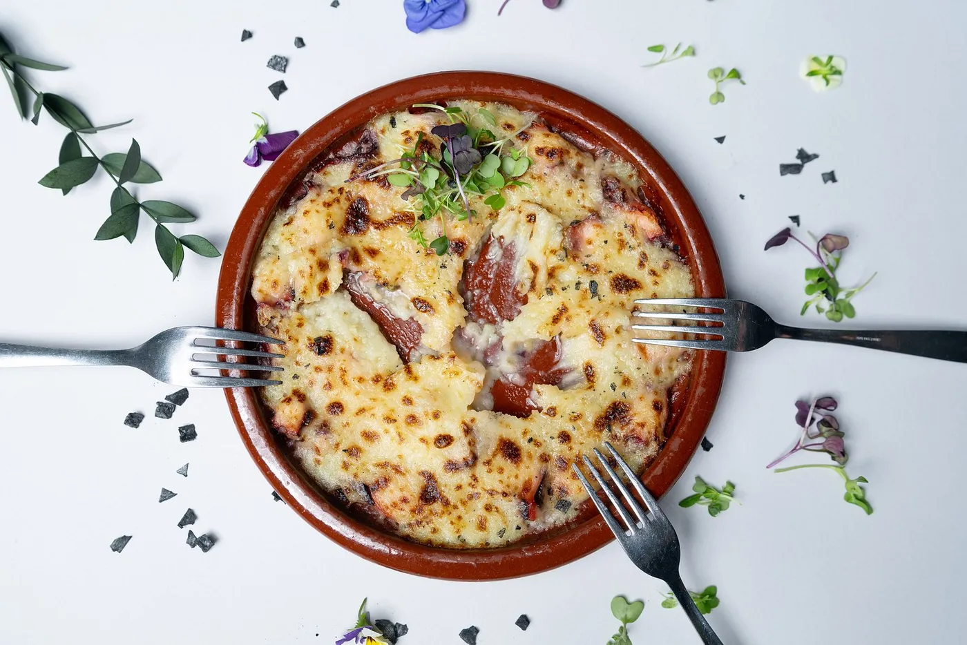 Polp a la balandra gratinat en una cassola de fang