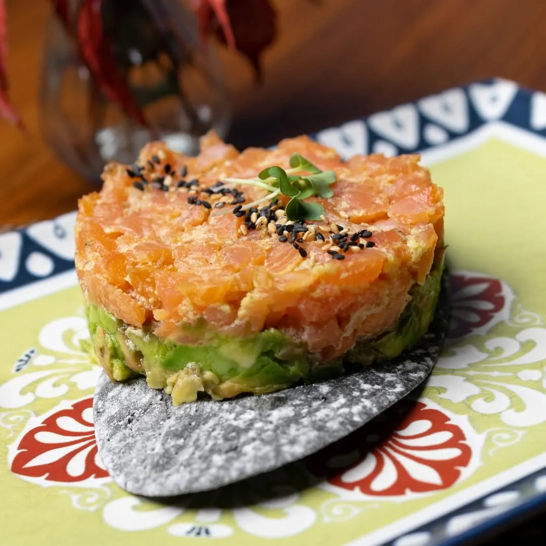 Tartar de salmó sobre alvocat, amb sèsam